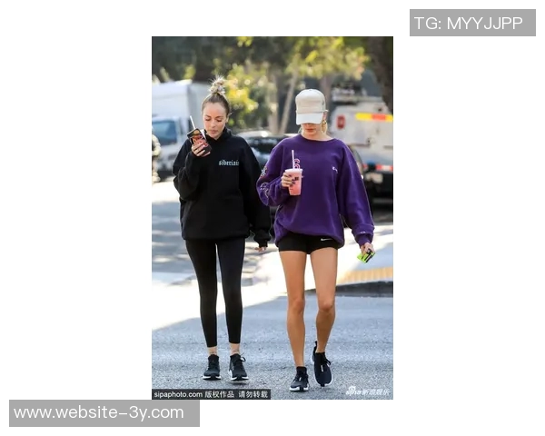 兰德尔娇妻现身主场为老公助威身材保持完美紫色大衣引人注目