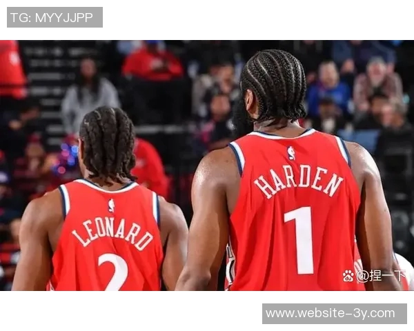 普理查德半场表现出色8投5中三分球命中率高达667贡献12分1篮板3助攻