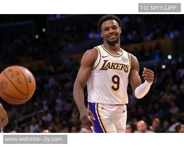 字母哥身穿老詹赠送的23号球衣入更衣室布朗尼球衣成新亮点